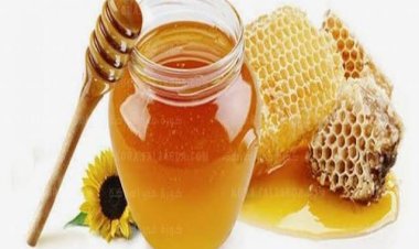 ملعقة من عسل النحل معجزة شفاء تصنع المعجزات وتكون دواء يشفي الناس