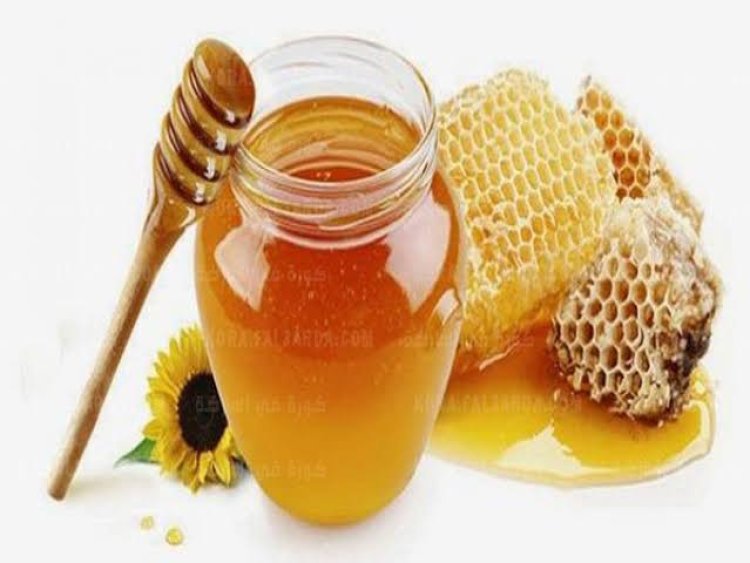 ملعقة من عسل النحل معجزة شفاء تصنع المعجزات وتكون دواء يشفي الناس