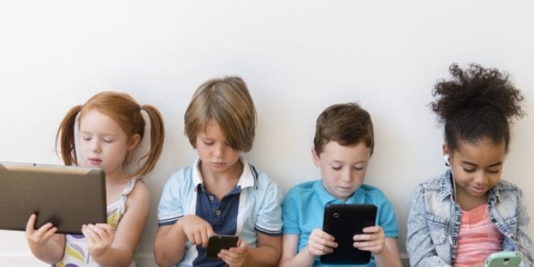 إدمان الأطفال للتكنولوجيا الرقمية مخاطره وعلاجه